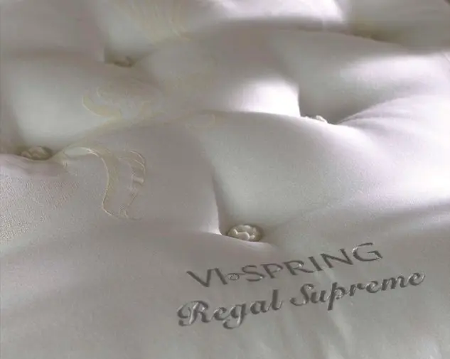 Posteľ Regal Supreme, darovaná kráľovnej Alžbete II. v roku 1977